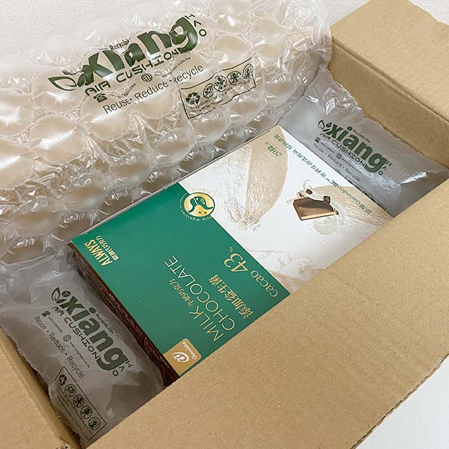 超強力氣泡布高壓膜是一種塑膠緩衝包裝材料。此款超強力氣泡布的保氣度超久,保氣度期間約:半年至1年期間,勝於強力氣泡布。耐壓與吸震效果跟強力氣泡布相較之下,超強力氣泡布幾乎完勝。超強力氣泡布除了讓您的包裝更安全以外,更提升產品形象。超強力氣泡布具有成本效益並兼顧商品保護,取代傳統氣泡布、保麗龍、發泡等緩衝包裝。
