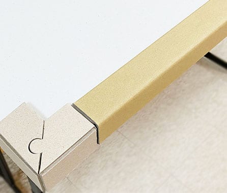 紙護角是什麼？ 紙護角 又稱 邊緣板 ，是世界各地最流行的包裝產品之一，用來替代木料包裝及其他笨重的包裝方式。具有價格低、份量輕、堅固、符合環保要求等特點。又名 角紙 、 紙角鋼 ，由紗管紙和牛卡紙經成套護角機定型壓製而成，且相互垂直，可以代替木材100%回收再利用，是理想的新型綠色包裝材料。
