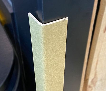 紙護角是什麼？ 紙護角 又稱 邊緣板 ，是世界各地最流行的包裝產品之一，用來替代木料包裝及其他笨重的包裝方式。具有價格低、份量輕、堅固、符合環保要求等特點。又名 角紙 、 紙角鋼 ，由紗管紙和牛卡紙經成套護角機定型壓製而成，且相互垂直，可以代替木材100%回收再利用，是理想的新型綠色包裝材料。