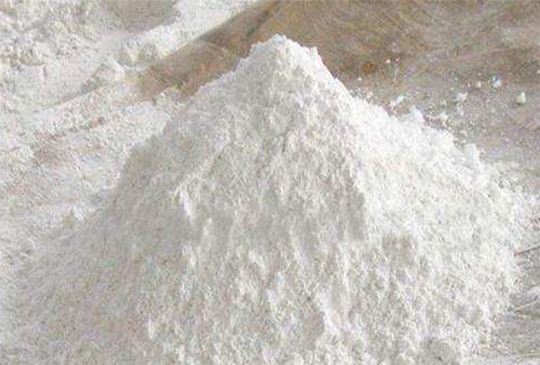 我們先從 乾燥劑的種類 說起,食品乾燥劑的種類 一共有以下幾種: 生石灰乾燥劑 , 矽膠乾燥劑 , 蒙脫石乾燥劑 , 氯化鈣乾燥劑 , 二氧化矽乾燥劑 ,而這麼多種類的乾燥劑當中,能夠 重覆使用 的只有 矽膠乾燥劑 而已。 矽膠乾燥劑 :主要的原料 「矽膠」 是一種高微孔結構的含水二氧化矽,無毒、無味、無嗅,化學性質相當穩定,且具有強烈的吸濕性能,是一種高活性吸附的材料。