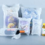 氣柱捲材創意運用方式 氣泡柱 又分為 氣柱袋 氣柱捲材(Bubble column)是一種在水中由岩漿塊和靈魂砂所生成的方塊。氣泡柱會將實體向下拉或向上推。像空氣一樣, 氣柱包裝袋 ,又稱 緩衝氣柱包裝袋 、充氣袋,是多種空氣包裝中的一種。 全面性包覆的氣柱式緩衝保護,將產品運輸損失率降至最低。氣柱捲材 不須購買設備,可重複使用,緩衝包裝適合公司間運輸手動緩衝袋/氣柱捲充完氣無須封口,不佔庫存空間厚度較氣袋成品厚,強度較好新型環保、無毒無味。