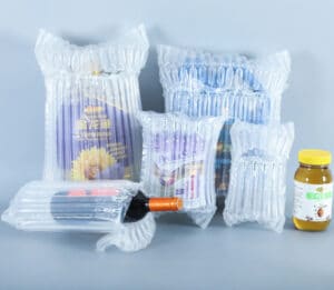 氣柱捲材創意運用方式 氣泡柱 又分為 氣柱袋 氣柱捲材(Bubble column)是一種在水中由岩漿塊和靈魂砂所生成的方塊。氣泡柱會將實體向下拉或向上推。像空氣一樣, 氣柱包裝袋 ,又稱 緩衝氣柱包裝袋 、充氣袋,是多種空氣包裝中的一種。 全面性包覆的氣柱式緩衝保護,將產品運輸損失率降至最低。氣柱捲材 不須購買設備,可重複使用,緩衝包裝適合公司間運輸手動緩衝袋/氣柱捲充完氣無須封口,不佔庫存空間厚度較氣袋成品厚,強度較好新型環保、無毒無味。