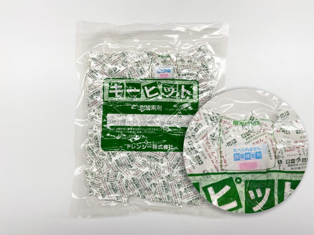 脫氧劑的種類有哪些呢?脫氧劑有分脫氧速度速鼓型和緩放型,也有按功能用途的分類,還有接原材料分為有機類和無機類的。其中有機脫氧劑主要有葡萄糖氧化酶型脫氧劑、抗壞血酸型脫氧劑和兒茶酚型脫氧劑,而目前使用較廣泛的是無機類脫氧劑。無機脫氧劑使用較廣的主要有三種:鐵系脫氧劑、亞硫酸鹽系脫氧劑、加氫催化劑型脫氧劑。