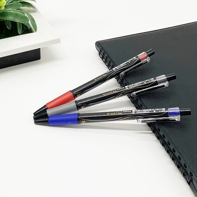 東文 BP1 黑珍珠中油筆 堪稱史上最強的 油性原子筆 ，備受矚目的一支可以在面紙上輕鬆書寫的好筆，推出實用性最高的三色，黑、藍、紅，掀起了書寫新革命。滑順、流暢，筆芯0.7mm，但卻可以隨時運筆的輕重，決定筆墨的表現粗細，可說是書寫科技的再進化代表。